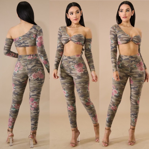 🚨Large Left🚨Camo Rose Top - Picture 2 of 5